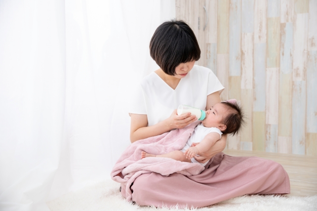 授乳クッションを使って赤ちゃんに授乳するママの座り姿勢